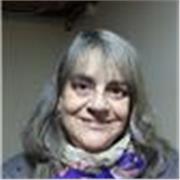 Docente dicta clases de español a niños, jóvenes y adultos