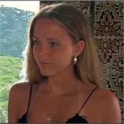 Soy francesa y mi lengua materna es el francés. Me gusta mucho trabajar con niños. Tengo dos años de experiencia en un centro ocio