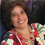 Profesora de tejido en crochet y dos agujas