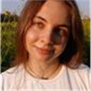 Studentessa universitaria impartisce ripetizioni di matematica e fisica a studenti delle medie e delle superiori