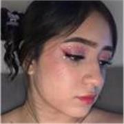 Joven emprendedora, con cursos de maquillaje, peinado y en formación continua.