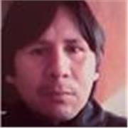 Joven didáctico multifacético , dispuesto a enseñar a estudiantes de educación basica