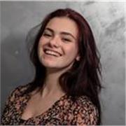 Studentessa universitaria madrelingua italiana impartisce lezioni di italiano per stranieri