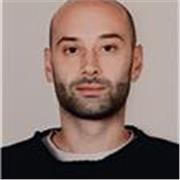 Profesor dinamico para enseñar el frances a personas principiantes.