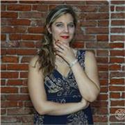 Lezioni di canto per tutti i livelli e generi (canto pop/jazz/lirico). Diplomata al Conservatorio in canto jazz e lirico. Professionista nel settore