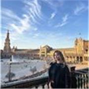 Una profesora con mucha tolerancia dispuesta siempre ayudar a todos los alumnos. He estudiado inglés en Canadá