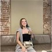 Me defino una persona con mucha paciencia y llena de empatía a la cual le gusta acompañar a gente y ayudarles con lo que pueda.