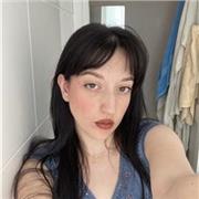 Graduada en arte y con un master en pintura. Puedo impartir clases a personas de cualquier edad