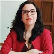 Laureata in lettere moderne, impartisce lezioni di italiano, storia, geografia, filosofia, letteratura latina e inglese per studenti di scuole elementari, medie e superiori