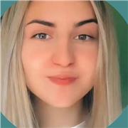 Soy una persona sonriente, pero eso no quiere decir que no sea exigente, soy trabajadora, organizada y puntual. Quiero que la gente aprenda y aprueben sus materias. Aprender de otra manera
