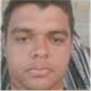 Profesional ingeniero de sistemas realiza clase a niños de todas las edades