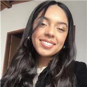 Profesora de español dicta clases a niños y niñas de todas las edades angloparlantes