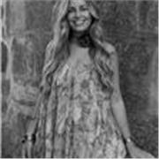 Soy estudiante de LEINN (Liderazgo Emprendimiento e Innovación) y podría dar clases a niños pequeños de nociones básicas.