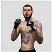 Coach y peleador activo de artes marciales mixtas, acondicionador físico y pesas