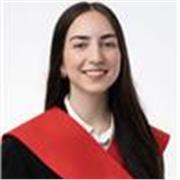 Chica con certificado de nivel B2 en inglés