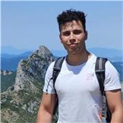 Me defino como una persona paciente, estructurada y muy enfocada en la práctica. Me gusta adaptar cada clase al ritmo del alumno.