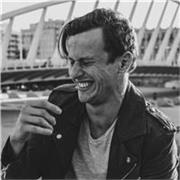 Profesor de medicina con residencia en medicina de familiar y comunitaria, actualmente ejerciendo como médico de urgencias. 