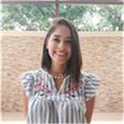 Profesora de español da clases a niños y adultos