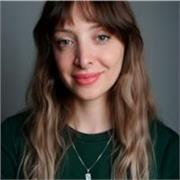 Profesora de español imparte clases a extranjeros jóvenes y adultos con una base de español