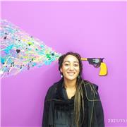 Profesora de italiano nativa, soy un actriz licenciada en actuación teatral y cinematográfica. Ofrece clase de italiano para adultos . Hace tres años tengo un taller de Teatro en italiano en la escuela Oficial de idiomas de Málaga. Trabajo online desde Má