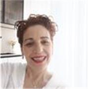 Soy Licenciada en Periodismo y tengo experiencia previa como profesora de español, ya que di clases en el Reino Unido.