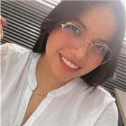 Profesora de matemáticas imparte clases a niños de primaria