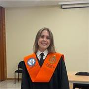 Estudiante de doble grado imparte clases de refuerzo a niños/as de todas las edades