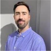 I'm an English native speaker. I can help with basic English needs