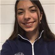 Estudiante universitaria que imparte clases de inglés a niños de todas las edades