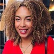 Salut ! Je suis Tessa, votre coach vocale diplômée en musiques actuelles avec plus de dix ans d’expérience dans le chant. 