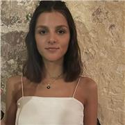 Profesora de inglés que imparte clases a niños