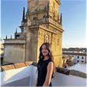 Profesora de matemáticas imparte a niños de entre 8-17 años de edad