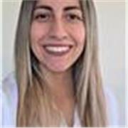 Educadora enfocada en clases innovadoras y participativas