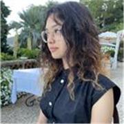 Ragazza madrelingua impartisce lezioni di inglese online