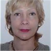 Profesora de Español imparte clases a personas, no hispano parlantes, de todas las edades
