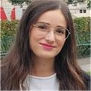 Studentessa di Medicina impartisce lezioni per studenti di scuola media e superiore