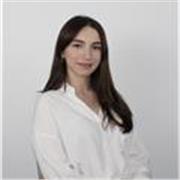 Profesora de inglés imparte clases a niños