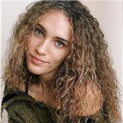 Diplomata presso il liceo linguistico, frequento l’università