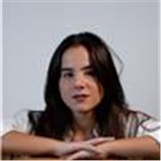 Soy profesora de lengua española, cine y teatro. En mis clases se trabaja desde la expresión, la escucha y la confianza.