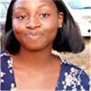 Profesora de ingles da clase de matemáticas para primaria