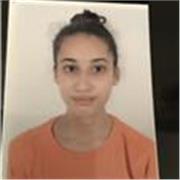 Studentessa universitaria partisce aiuto compiti nelle materie umanistiche