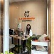 Soy estudiante en el programa de Doctorado en Química Orgánica en la Universidad de Málaga. 
Titulada en el Grado de Química con Máster en Química Aplicada.
Intento dar las clases de la forma más dinámica posible, con explicaciones sencillas para que se