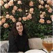 Bailarina desde hace 6-7 años a quien le encanta enseñar. Puedo ayudar a aprender pasos y a divertirte mientras bailas.