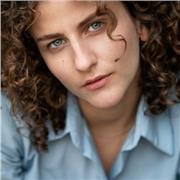 Posso aiutarti con qualsiasi materia! Sono molto brava a insegnare le lingue!