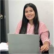 Profesora de ciencias sociales imparte clases a niños de todas las edades