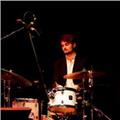 Profesor de bateria imparte clases a almunos de todas las edades