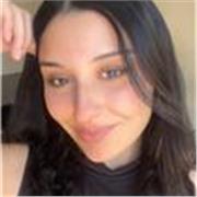 Profesor de inglés imparte clases a niños de primaria