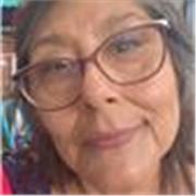 Profesora de Comunicacion imparte clases a estudiantes de nivel secundario y superior