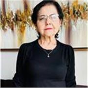 Profesora de comunicación da clases de niños de primaria