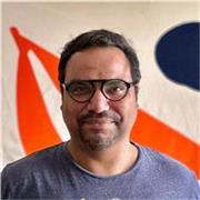 Profesor de Portugués para extranjeros con formación de Comunicación Social y preparación para la carrera diplomática.